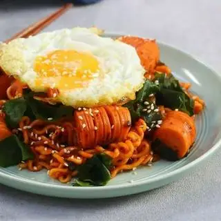 Hình ảnh Mì xào trứng xúc xích