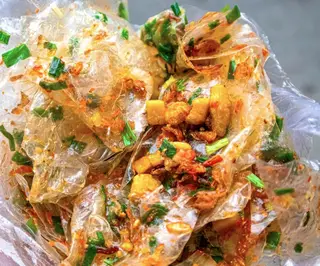 Hình ảnh Bánh tráng trộn mỡ hành tóp mỡ