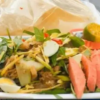 Hình ảnh Tré trộn thập cẩm phần lớn kèm 2 bánh phồng tôm - mè dừa
