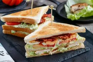 Hình ảnh Sandwich thập cẩm + 1 ly nước