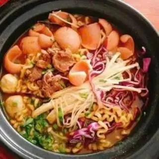 Hình ảnh Mỳ cay kimchi xúc xích cá viên
