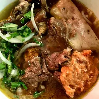 Hình ảnh Bún bò nạm chả quế - chả cua