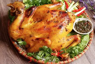 Hình ảnh Gà nướng mọi da giòn không cay