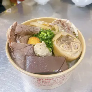 Hình ảnh Bún bò Huế đầy đủ