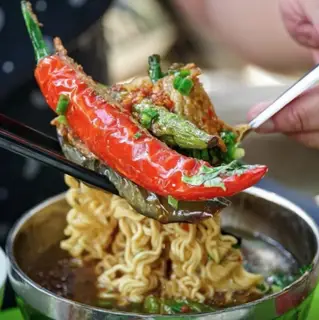 Hình ảnh Mì trộn khổ qua cà ớt