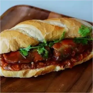 Hình ảnh Bánh mì cá hộp