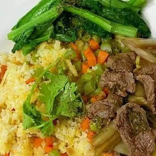 Hình ảnh Cơm phủ trứng bò xào cải 