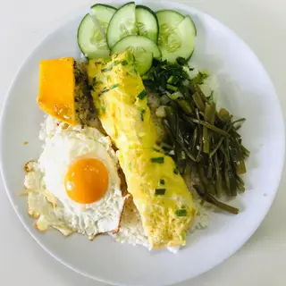 Hình ảnh Cơm trứng chiên chả ốp la