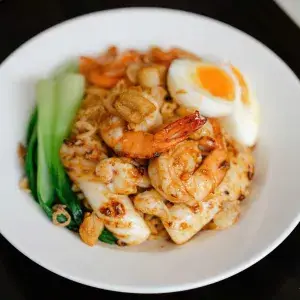 Hình ảnh Mì trộn hải sản xào cay
