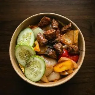 Hình ảnh Cơm bò lúc lắc phủ trứng - kèm 1 ốp la