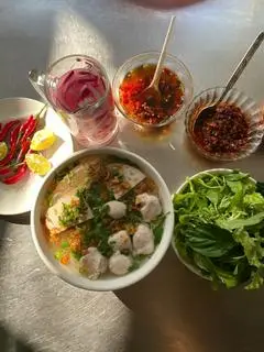Hình ảnh Bún mọc đầy đủ