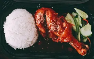 Hình ảnh Cơm gà sốt cay