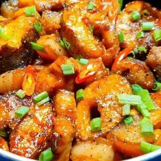 Hình ảnh Cơm cá lóc ba rọi kho tộ kèm bắp cải luộc