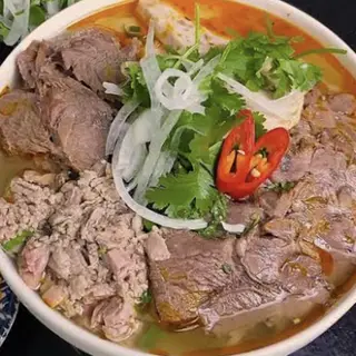 Hình ảnh Bún bò Huế full topping