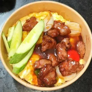Hình ảnh Cơm bò lúc lắc phủ trứng