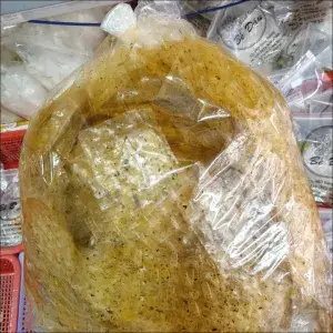 Hình ảnh Bánh tráng rong biển tỏi phi đậm đà