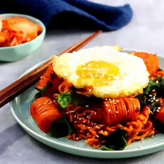 Hình ảnh Mì xào xúc xích trứng ốp la