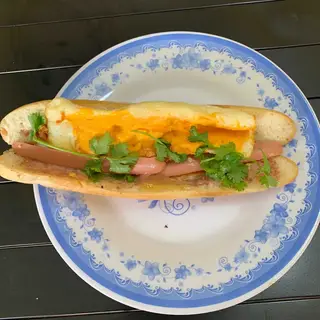 Hình ảnh Bánh mì que ốp la - xúc xích