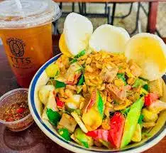 Hình ảnh Tré trộn Đăc Biệt ( tai heo, cóc non, xoài bào, xoài non, nem chua, bánh phồng tôm)