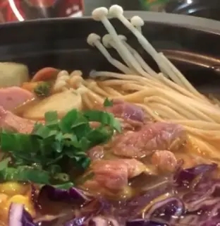 Hình ảnh Mì cay bò Mỹ cuộn nấm kim châm