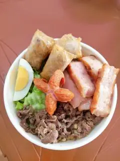 Hình ảnh Bún bò mix nem hải sản