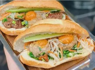 Hình ảnh Bánh mì xíu mại trứng muối