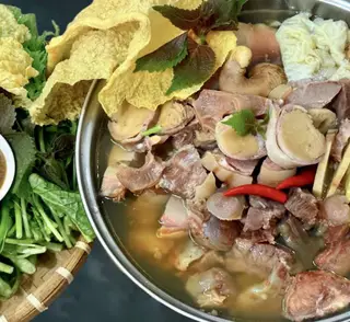 Hình ảnh Lẩu thập cẩm có đuôi 2-3 người ăn