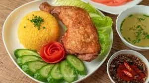 Hình ảnh Cơm gà góc tư xối mỡ (Cơm nghệ) + ly trà chanh