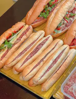 Hình ảnh Bánh mì que pate - xúc xích chay