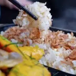 Hình ảnh Nửa con gà ủ muối - xôi nếp