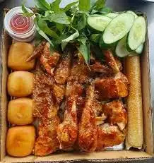 Hình ảnh Gà quay bánh bao nguyên con - vị sốt cay