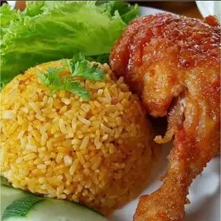 Hình ảnh Cơm gà chiên mắm - góc tư