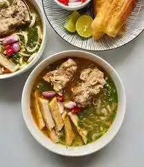 Hình ảnh Bánh canh xương chả đầy đủ