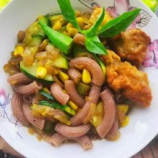 Hình ảnh Nui gạo lứt xào má gà