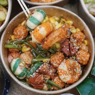 Hình ảnh Combo cá viên chiên sốt Thái vừa 