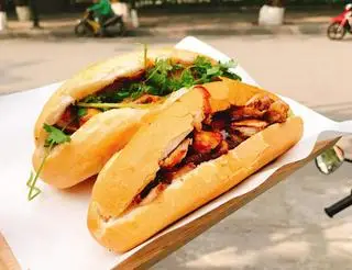 Hình ảnh Bánh mì đặc biệt heo quay xá xíu