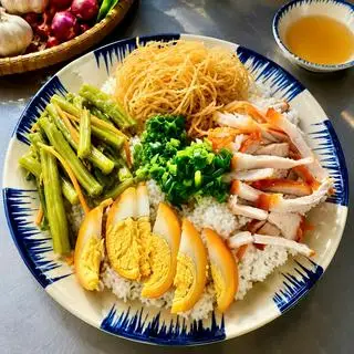 Hình ảnh Cơm tấm nhuyễn Long Xuyên - Tiểu Mễ (Trứng kho + Bì)