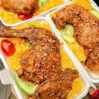 Hình ảnh Cơm gà chiên mắm
