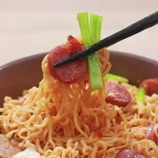 Hình ảnh Mì trộn xúc xích