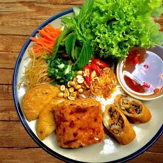 Hình ảnh Bún sườn bì chay - vermicellib with vegetarian ribs - spring rolls