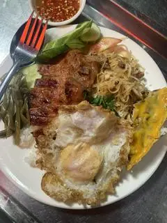 Hình ảnh Cơm sườn bì chả ốp la