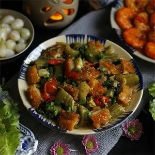 Hình ảnh Cơm heo quay kho cải chua
