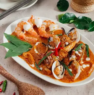 Hình ảnh Nghêu xào với rau quế và sa tế Thái