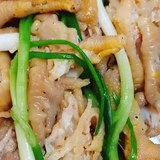 Hình ảnh Chân gà rút xương hấp hành