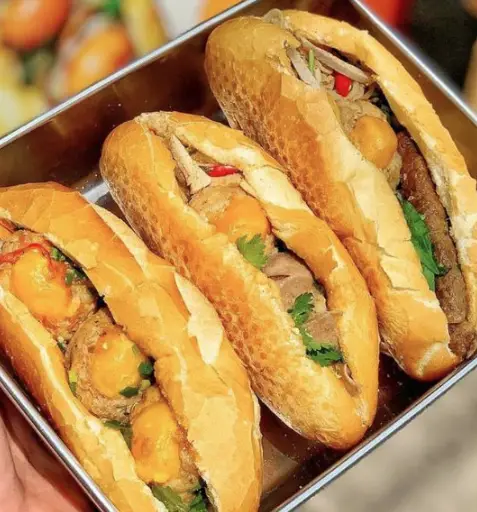 Hình ảnh Bánh mì ốp la - xíu mại