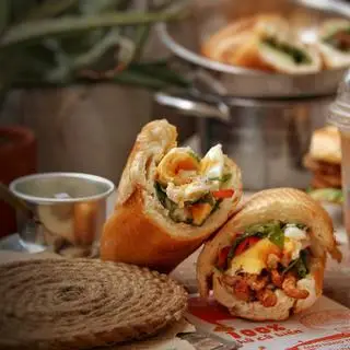 Hình ảnh Bánh mì chả cá trứng - đặc biệt