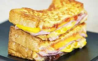 Hình ảnh Sandwich nướng phô mai dăm bông