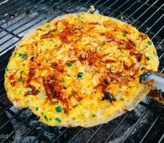 Hình ảnh Bánh tráng nướng trứng hành phô mai