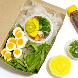 Hình ảnh Bánh tráng trộn mỡ hành trứng cút