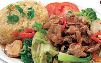 Hình ảnh Cơm dương châu bò xào cải